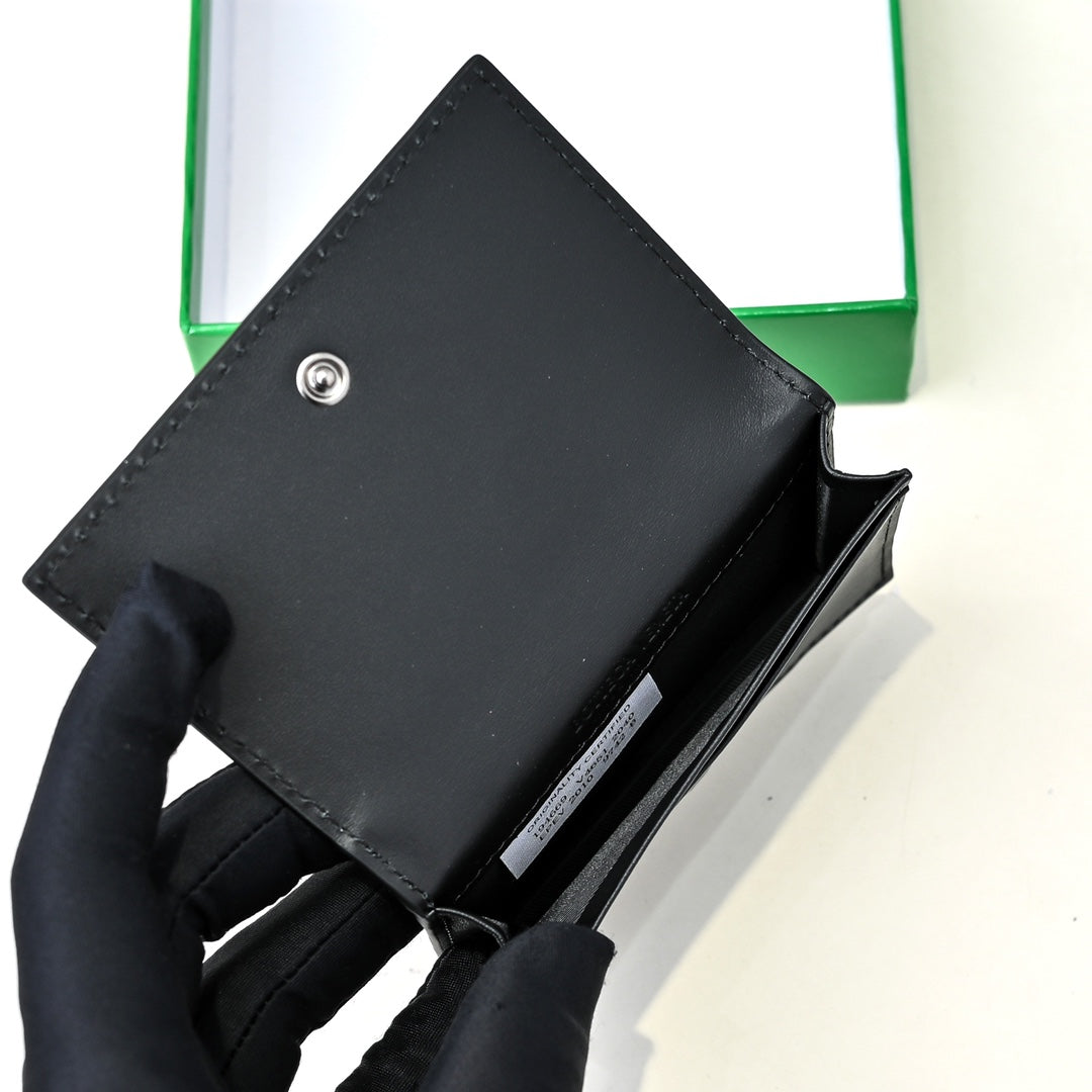 【ボッテガヴェネタ】春夏にぴったりの実用的で絶妙な小さな財布