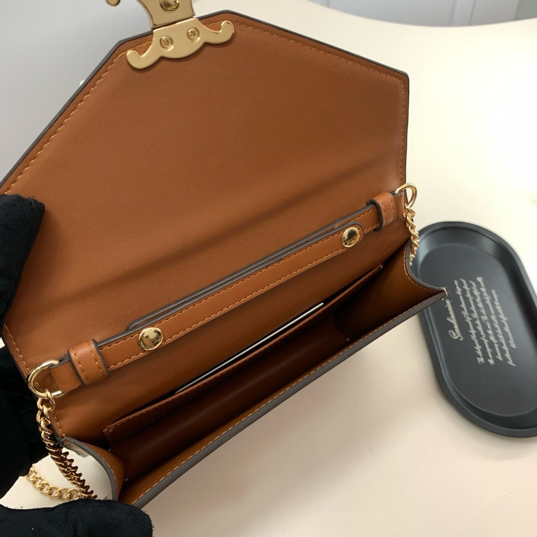 【セリーヌ】どんなコーデにもぴったり！視線を集める財布