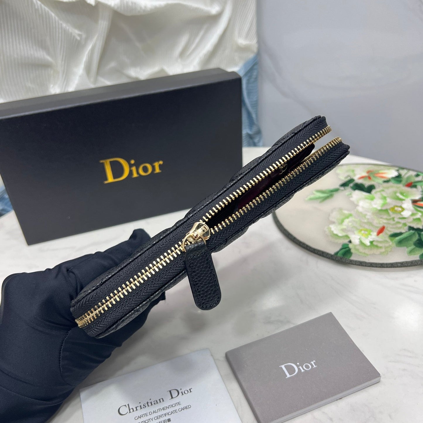 【ディオール】25SS新作 モダンで洗練されたスタイルが魅力の逸品