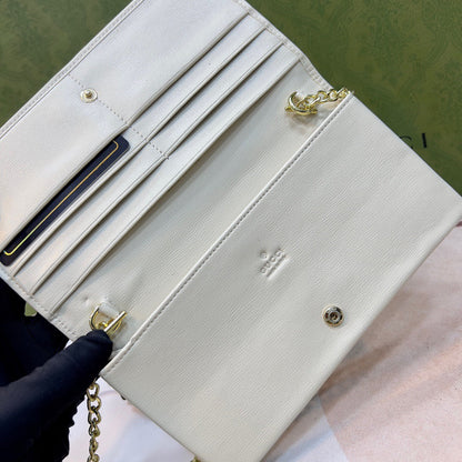 【グッチ】 限定カラー登場！超薄デザインの高級レザー財布