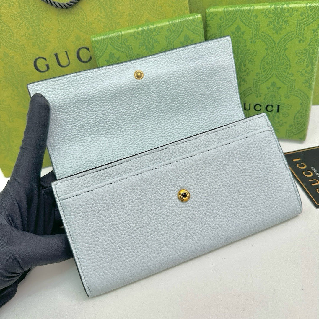 【グッチ】 春と夏定番人気♪ 薄型デザインでどんなシーンにもマッチ