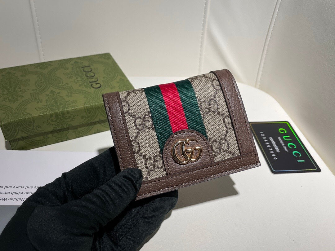 【グッチ】 個性派！超薄デザインの短財布 持ち運び便利