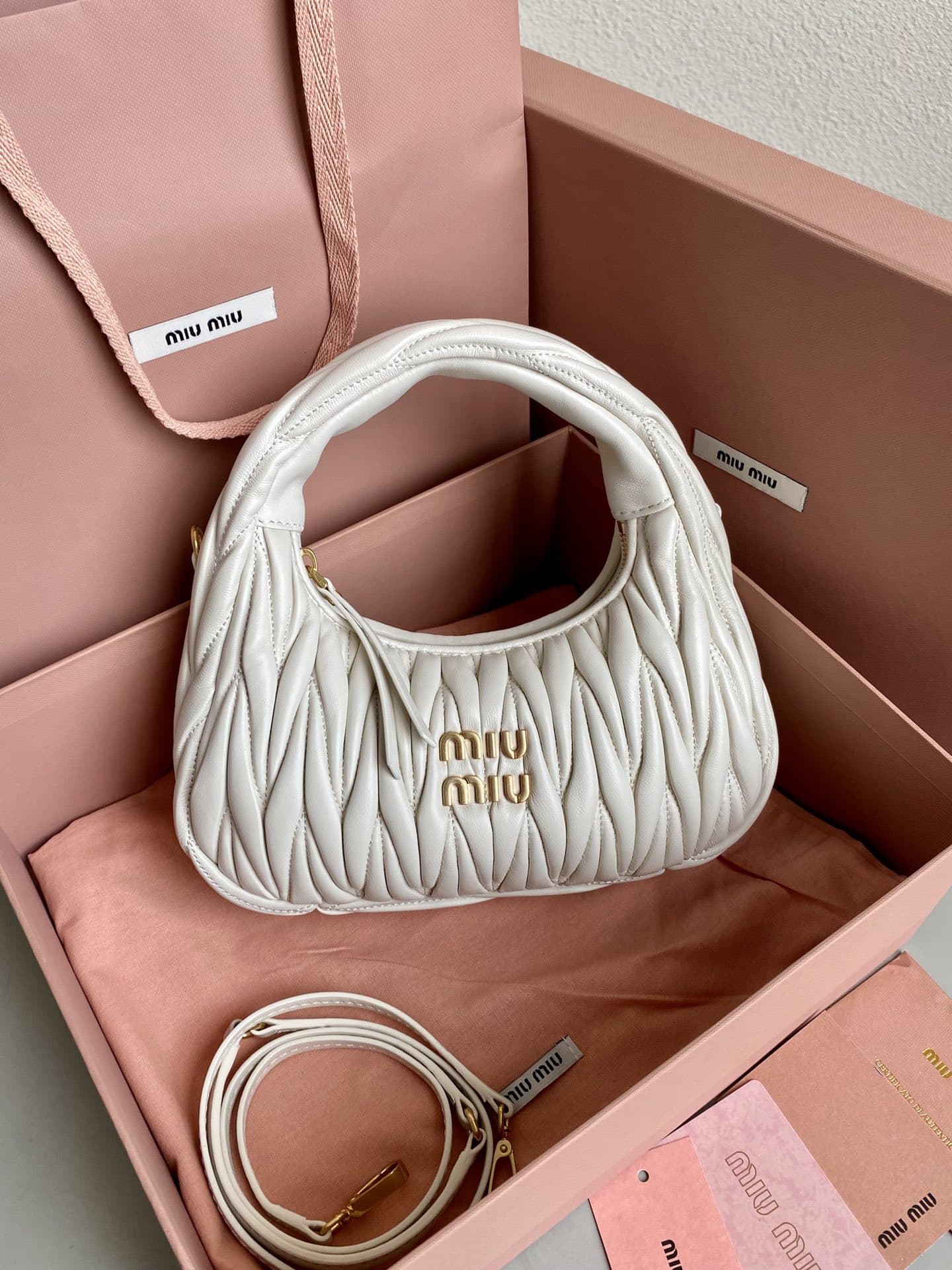 【ミュウミュウ】大人気☆ワンダー マテラッセ ホーボーバッグ5BC125