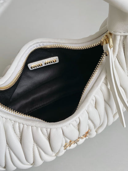 【ミュウミュウ】大人気☆ワンダー マテラッセ ホーボーバッグ5BC125