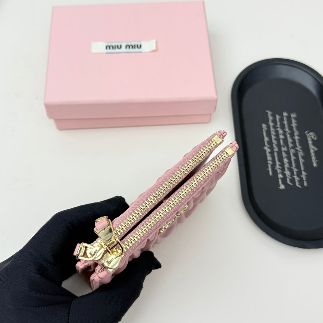 【ミュウミュウ】春夏にぴったりの実用的で絶妙な短財布3色