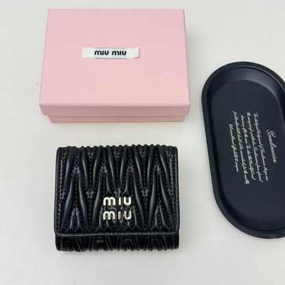 【ミュウミュウ】上品なデザイン♪おしゃれ】3つ折り財布3色