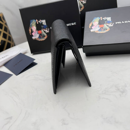 【プラダ】新作短財布 サフィアーノレザーの質感が魅力 5色