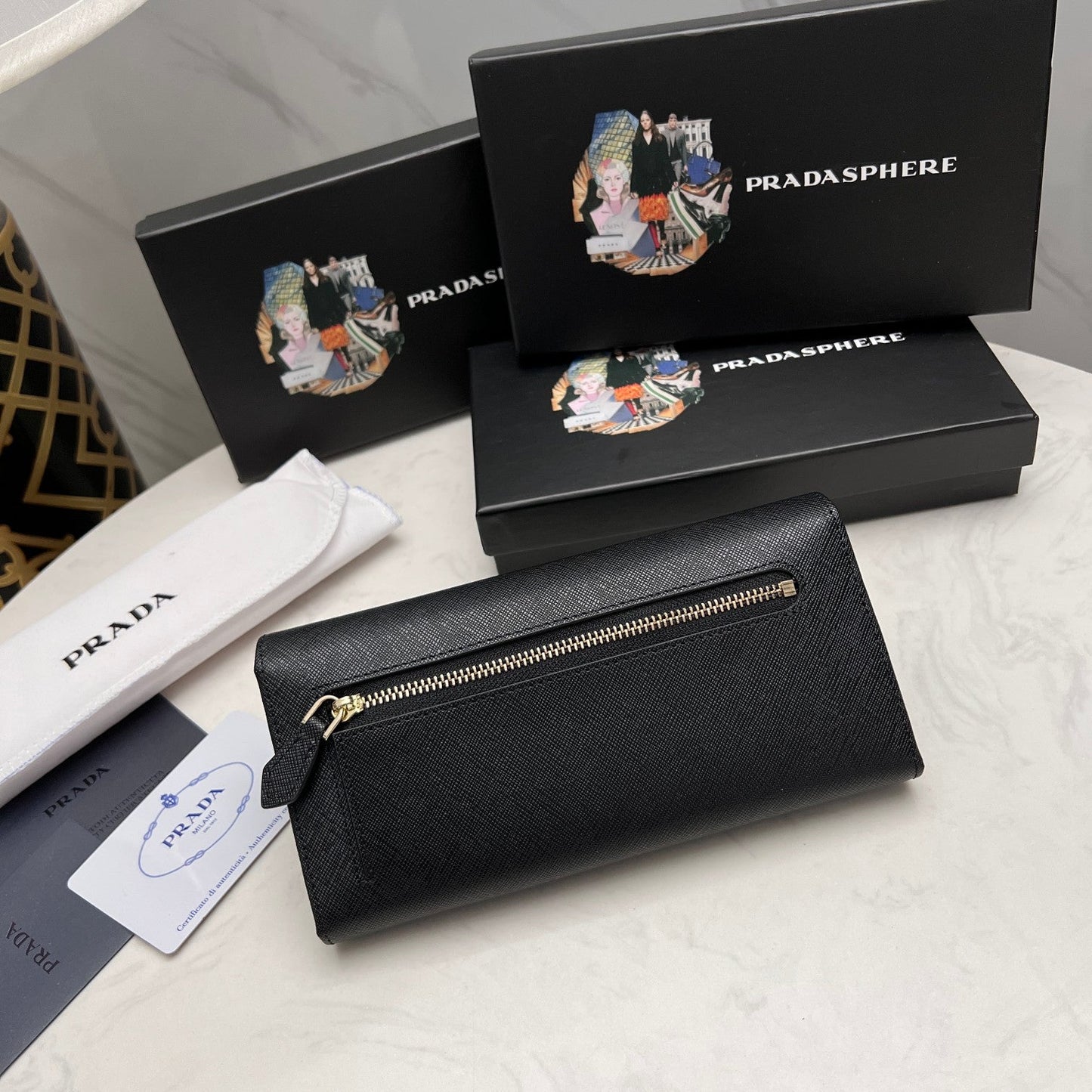 【プラダ】新作長財布 サフィアーノ素材で高級感満点