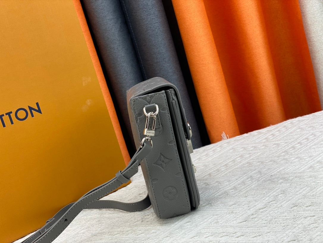 【ルイヴィトン】ギフトにもS-LOCK 縦型 ウェアラブルウォレット