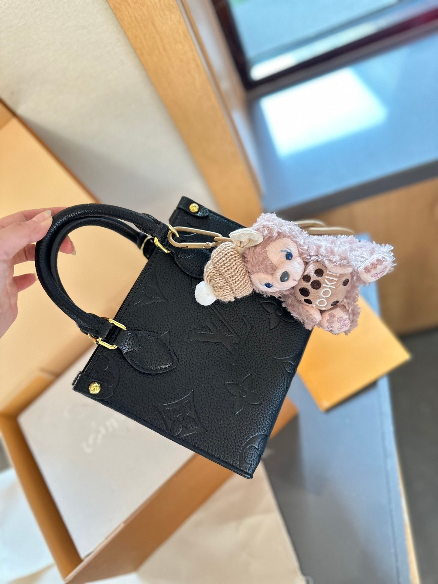 【ルイヴィトン】♢OnTheGo｜圧紋レザーの高級感、今季注目のスタイル♪即日発送対応