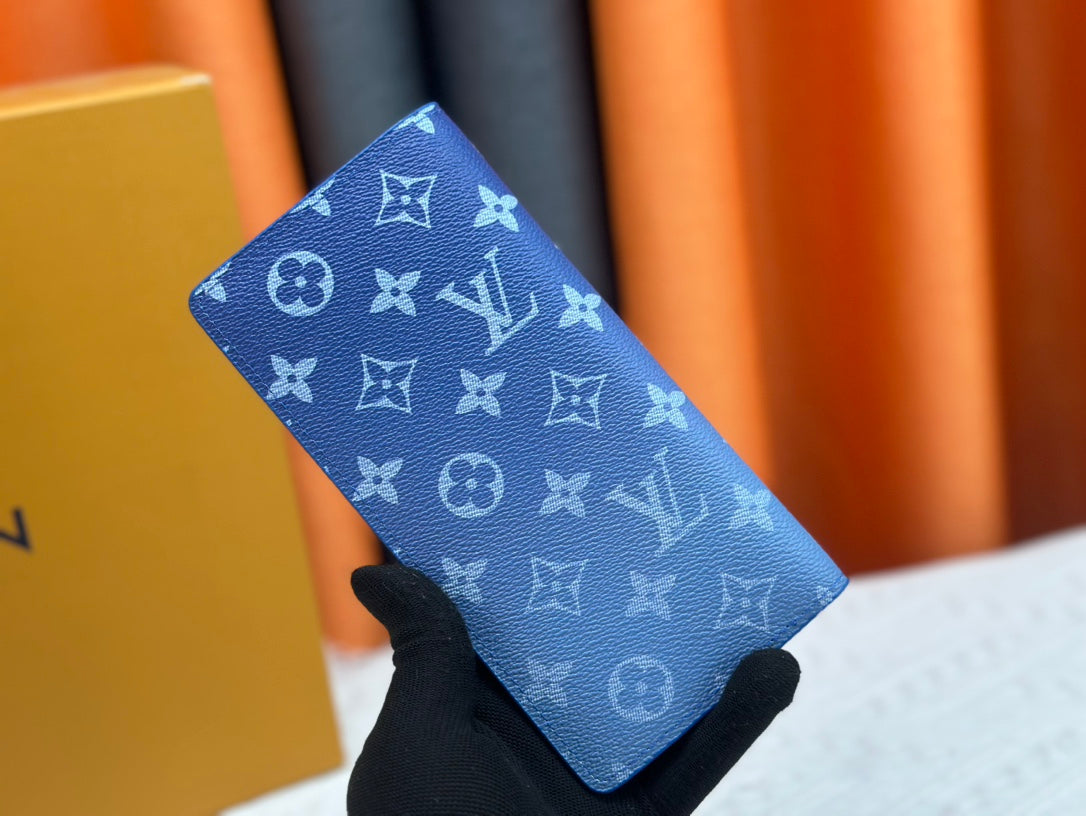 【ルイヴィトン】多機能長財布とクラシック短財布 フラワーモチーフが目を引く