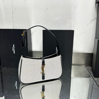 【サンローラン】LEA57ショルダーバッグ 軽量＆カジュアル 数量限定