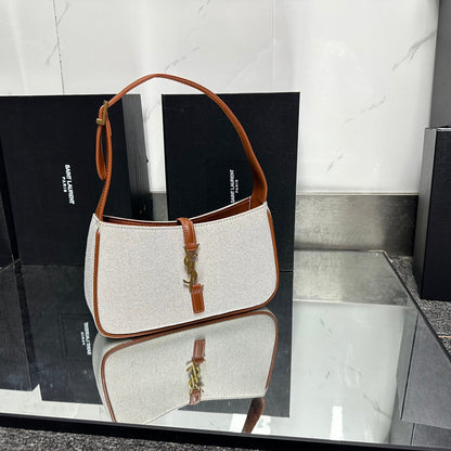 【サンローラン】LEA57ショルダーバッグ 軽量＆カジュアル 数量限定